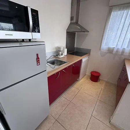 2 Pieces Avec Terrasse Et Jardin Clos, Parking Inclus * Le Grau-du-Roi