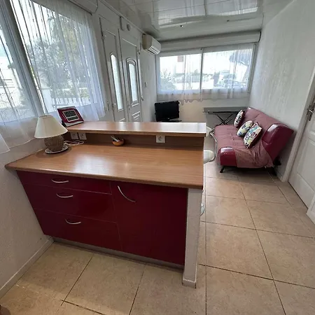 2 Pieces Avec Terrasse Et Jardin Clos, Parking Inclus - Fr-1-731-109 * Le Grau-du-Roi