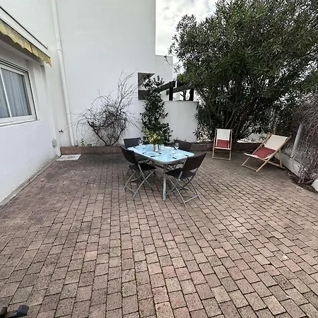 2 Pieces Avec Terrasse Et Jardin Clos, Parking Inclus *